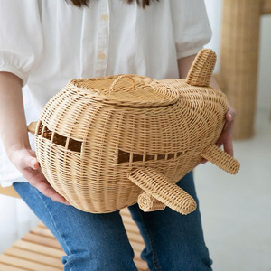 Cesta de Almacenamiento de Mimbre con Forma de Avión, Cesta de Almacenamiento Divertida para Habitación Infantil, Almacenamiento de Juguetes y Decoración de Guardería - Product Image 1