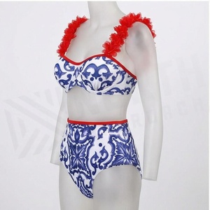 Ensemble de yoga 2 pièces imprimé papillon bleu avec finition dorée, body à col en V profond et jupe portefeuille longueur genou - Product Image 3