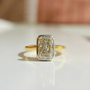 Anillo de compromiso de lujo con diamante moissanita de corte radiante en plata de ley 925 con elegante engaste de bisel para mujer - Product Image 1