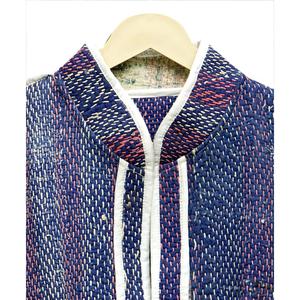 Gilet respirant en tricot Kantha bleu avec motif patchwork rayé blanc, bordure contrastante à points ouverts, style automne, blazer pour femme - Product Image 4