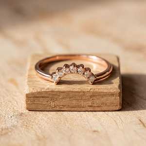Bague minimaliste en or massif 10K, 14K, 18K avec diamant de laboratoire rond de 0,17 ct certifié IGI, couleur E, pureté VVS, motif chevron. - Product Image 3