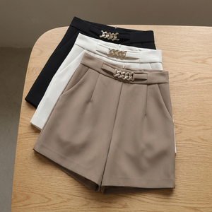 Shorts pour femmes à taille haute en polyester respirant avec ceinture chaîne, couleur unie, coupe décontractée, logo personnalisé, noir, blanc, beige - Product Image 4