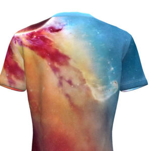 เสื้อยืดคอกว้างแขนสั้นผู้ชาย พิมพ์ลายกาแล็กซี่ สวมใส่สบาย ระบายอากาศได้ดี ผลิตจากผ้าโพลีเอสเตอร์ถัก ทรงปกติ ลายภาพพิมพ์ - Product Image 3