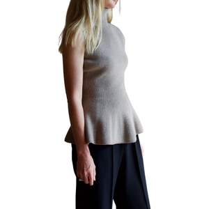 Pull sans manches gris clair pour femme, col montant, ourlet peplum, coupe ajustée, en maille côtelée - Product Image 3