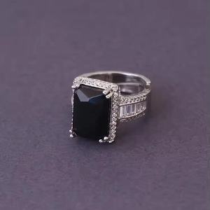 Nouvelle Bague de Fiançailles Tendance 2023 en Argent Sterling 925 Plaqué Or 18K avec Moissanite en Forme de Cœur – Cadeau de Mariage pour Homme - Product Image 1