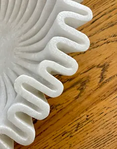 Diseño que agrega profundidad, transformando un sencillo artículo de servicio de mármol en una pieza decorativa artística contemporánea con forma de flor. - Product Image 5