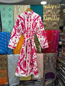 Chaqueta Kimono de Algodón Suzani con Bordado Floral a Mano, Estilo Boho, Prenda Exterior India con Cierre de Cordón - Product Image 5