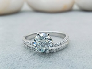 Anillo de Compromiso y Boda de Plata de Ley 925 con Moissanita de Corte Ovalado de 2.0 CT, Engaste en Canal, Chapado en Rodio, Blanco de Lujo - Product Image 1