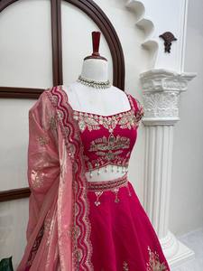 Lehenga Choli Premium Mul Chanderi Longueur Ras du Sol avec Broderie Fine, Sequins et Découpes, Jupe en CanCan et Blouse en Dentelle Fantaisie en Soie Fendi - Product Image 4