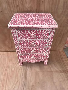 Mesita de noche de lujo con incrustaciones de hueso, mueble de madera hecho a mano con patrón artístico y espacio de almacenamiento - Product Image 1
