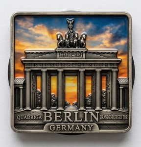 Pin Metálico Plateado del Puerta de Brandenburgo de Berlín, Rectangular, con Grabado en Relieve, Souvenir de Alemania - Product Image 1