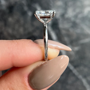 Anillo de Compromiso Solitario con Diamante Cultivado en Laboratorio de Corte Radiante de 2 Quilates, Elegante para Mujer, en Oro de 14K con Baño de Rodio, Joyería Fina - Product Image 2