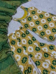 Nueva Colección de Moda: Conjunto de 3 Piezas Reversible con Top Elegante, Pantalones Plazzo y Hermosa Dupatta para Fiestas, Bodas y Diwali en Seda Chinon - Product Image 4