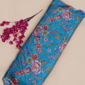 Tissu en crêpe naturel bleu aqua brodé de fleurs avec des paillettes, motif botanique Paisley, pour vêtements de plage, vêtements pour femmes et couture - Product Image 1