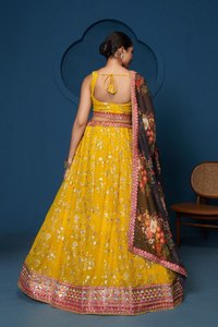 Robe de soirée Lehenga Choli en georgette jaune, brodée de fleurs et de sequins - Product Image 2