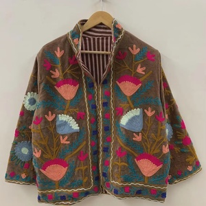Velours Floral Suzani Brodé À La Main Boho Manteau Ouzbek Veste Chaude Avec Remplissage De Coton Pour Hiver Folk Festival Duster Survêtement - Product Image 1