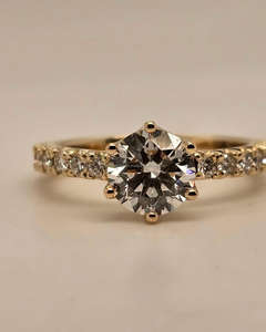 Bague de fiançailles en diamant de laboratoire taille brillant rond, monture à griffes en or jaune avec diamants latéraux, élégante bague de mariage pour femme - Product Image 1