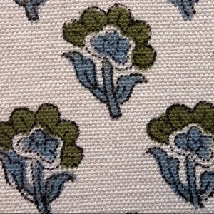 Tela de Algodón Estampada a Mano con Diseño Floral en Verde Salvia y Azul Polvoriento sobre Base Color Marfil |   Algodón Suave y Transpirable por Metro - Product Image 2