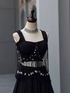 Vestido midi negro y rojo bordado sin mangas, con espalda descubierta, corte en A, vestido llamativo para fiesta. - Product Image 5