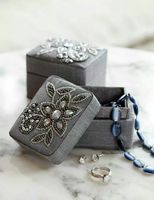 Boîte à bijoux promotionnelle en peluche avec motif grue et fleurs brodés, logo personnalisé, boîte à bagues carrée à couvercle rabattable faite à la main en tissu