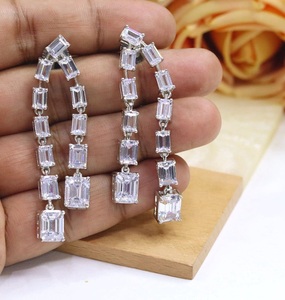 Boucles d'oreilles élégantes de qualité supérieure avec finition argentée et pierres en zircon pour femmes et filles, pour les soirées et les occasions spéciales - Product Image 2