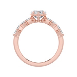 Anillo de compromiso Radiant de oro rosa de 10 quilates con diamante cultivado en laboratorio de 2.70 quilates totales, corte escalonado, piedra central ovalada con engaste de diamante en corte V - Product Image 2
