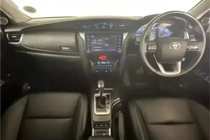 Nuevo Toyota Fortuner Híbrido Turbo SUV 4x4 2024 con Volante a la Izquierda, Asientos de Cuero, Neumáticos R15 y Cámara Trasera - Product Image 5