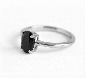 Bague élégante pour femme Rhaya Jewels en argent sterling 925 plaqué rhodium avec onyx noir taille ovale serti de griffes, bande délicate et tendance - Product Image 2
