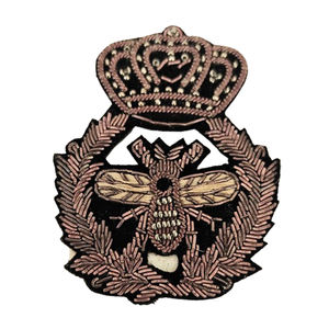 Insignia de Abeja Antigua Hecha a Mano (5×6 cm) – Diseño Personalizable con Hojas Laterales de Proveedor Indio al Precio Más Bajo del Mercado - Product Image 1