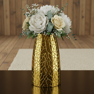 Florero de Metal Dorado Radiante Lleno de un Hermoso Ramo Floral Blanco, Pieza Decorativa Elegante y Moderna para el Hogar y Bodas - Product Image 1