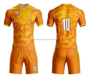 Uniforme de football personnalisable en polyester léger et écologique pour adultes, respirant et confortable, vêtements de sport de football courts - Product Image 1