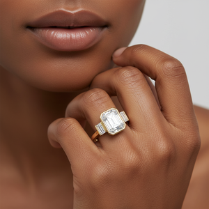 Anello Art Deco con Tre Pietre Taglio Smeraldo, Montatura a Castone con Pietre Laterali Baguette, Oro 18K, Anello Passato Presente Futuro - Product Image 4