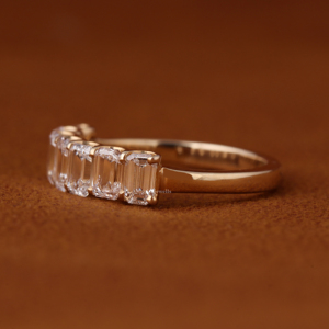Bague demi-éternité en or massif 14 carats avec diamants de laboratoire taille émeraude 2,50 TCW, couleur VVS VS DEF, pour mariage - Product Image 3