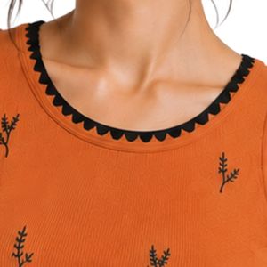 Camiseta sin mangas acanalada para mujer, color naranja quemado y negro, bordada, informal, de verano, ajustada, de algodón elástico, personalizada, OEM. - Product Image 5
