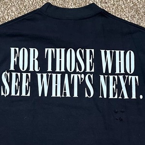 เสื้อยืดคอกลมแขนสั้นสีขาวสำหรับผู้ชาย รุ่น Rich Collective ผ้าฝ้าย 100% ระบายอากาศได้ดี ทรงปกติ สวมใส่สบาย พิมพ์ลายโลโก้ด้านหน้า - Product Image 6