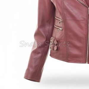 Manteau en cuir pour femme, structure raffinée offrant une silhouette élégante, complément parfait pour un look chic. Veste en cuir. - Product Image 4