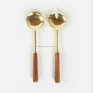 Servidor de Ensalada de Latón Hecho a Mano con un Aspecto de Inspiración Tradicional y Elegancia Funcional para Comedores - Product Image 1