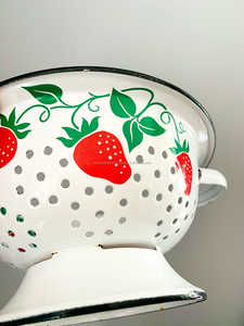 ที่กรองโลหะลายสตรอว์เบอร์รี่เคลือบเอนาเมล ดีไซน์ย้อนยุค เหมาะสำหรับใช้กับเครื่องครัวและชามสไตล์วินเทจ - Product Image 2