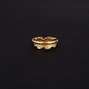 แหวนทองเหลืองลายคลื่นพร้อมรายละเอียดแบบมีเท็กซ์เจอร์ ชุบทอง - Product Image 2