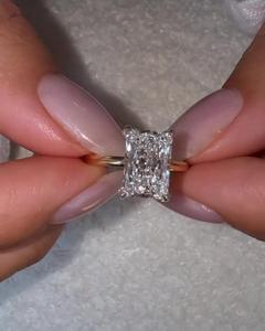 Bague Solitaire de Fiançailles et de Mariage en Or Massif 14K 18K avec Diamant de Laboratoire Taille Radiant de 3,50 Carats, Sertie à Griffes, Bande de 2mm de Largeur, Certifiée IGI - Product Image 3