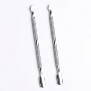 Empujador de uñas plateado de doble punta con agarre suave para el cuidado diario de las uñas, herramienta para uso en salón y manicura en casa y salón. - Product Image 4