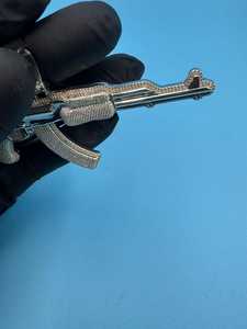 จี้รูปปืน AK 47 ประดับเพชรโมอิสซาไนต์ทรงกลม  จี้เงินแท้ 925  แบบ Iced Out สไตล์แร็ปเปอร์  จี้ปืนพกแบบสั่งทำพิเศษสำหรับผู้ชาย - Product Image 5