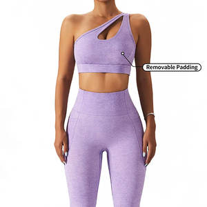Conjunto deportivo de dos piezas para mujer: sujetador deportivo con tirantes anchos y ribete en contraste personalizado, y shorts cruzados de cintura alta para yoga. - Product Image 3