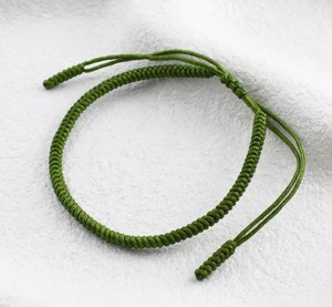 Pulsera de la Suerte Tibetana Hecha a Mano de Alta Calidad con Nudos de Cuerda en Rojo, Negro, Marrón, Verde y Multicolor, Elegante y Hermosa - Product Image 1