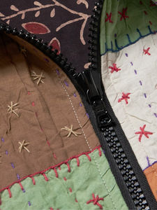 Chaqueta Casual Beige de Alta Calidad con Bordado de Patchwork Personalizado y Hombros Descubiertos para Hombre - Product Image 6