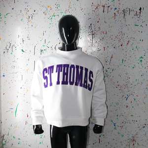 Sudadera ST THOMAS WHITE con Cuello Alto, 100% Morado, Apliques Bordados, Cuello Ancho, Hilos Finos - Product Image 6