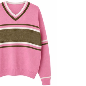 Suéter de punto personalizado para mujer de la hermandad universitaria, rosa, verde oliva, a rayas, con cuello en V, estilo cardigan con bloques de color OEM. - Product Image 3