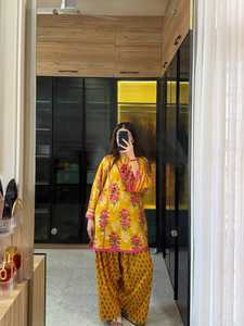 Conjunto de Pantalón y Kurta de Crepé con Estampado Floral Amarillo para Mujer, Corte Regular, Estilo Fiesta, Todas las Temporadas, Protección Solar, Secado Rápido, Ropa Casual - Product Image 1