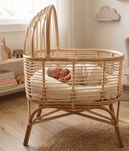 Cuna de bebé de ratán natural tejida a mano con elegante dosel curvo y soporte elevado de ratán para guardería y recién nacidos, hecha en Vietnam. - Product Image 6