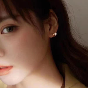 Pendientes de Perlas AK de Agua Dulce Estilo Japonés con Incrustaciones de Oro de 14k y Mejoras de Diamantes, Compactos y Elegantes - Product Image 3